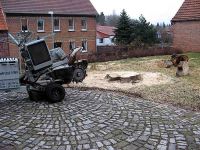 Die Schredder-Maschine vor dem Stamm