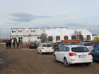 Baucontainer und Zelt für den Empfang