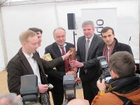 Die Kupferhülse wird gefüllt