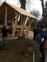 Aufstellen einer überdachten Bank am Bürgerhaus