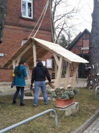 Aufstellen einer überdachten Bank am Bürgerhaus