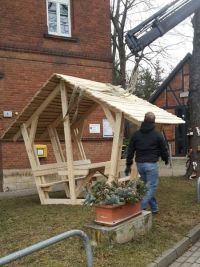 Aufstellen einer überdachten Bank am Bürgerhaus