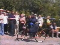 Feuerwehrfahrrad mit Fahrer und Tröte