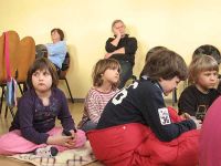 Junge und ältere Zuhörer