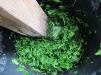 Zerstampfen der Blätter