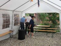 Regina Ross beim Aufbau