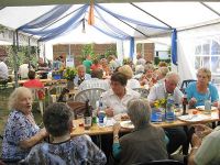 Waidfestgäste beim Mittagessen