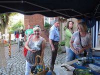 Birgit Pelke am Färberstand