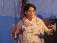 Silke Palmowski stimmt auf den Theaterabend ein