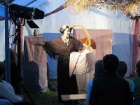 Spielbeginn mit der Heiratsvermittlerin