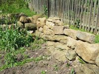 Sandsteinmauer am Waidbeet