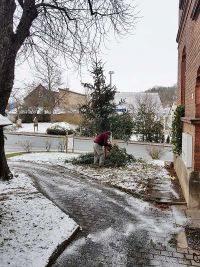 Abschmücken des Weihnachtsbaumes