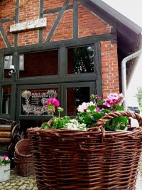 Blumenkörbe am Museum